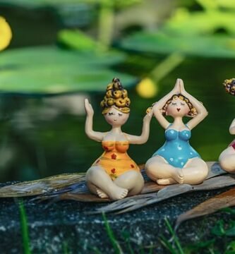 Representación simbólica de la conexión entre el cuerpo, la mente y la naturaleza, a través de la práctica del yoga.