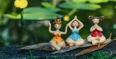 Representación simbólica de la conexión entre el cuerpo, la mente y la naturaleza, a través de la práctica del yoga.