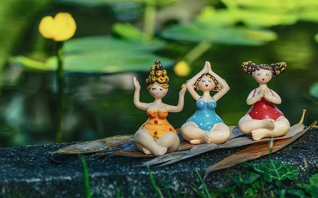 Representación simbólica de la conexión entre el cuerpo, la mente y la naturaleza, a través de la práctica del yoga.