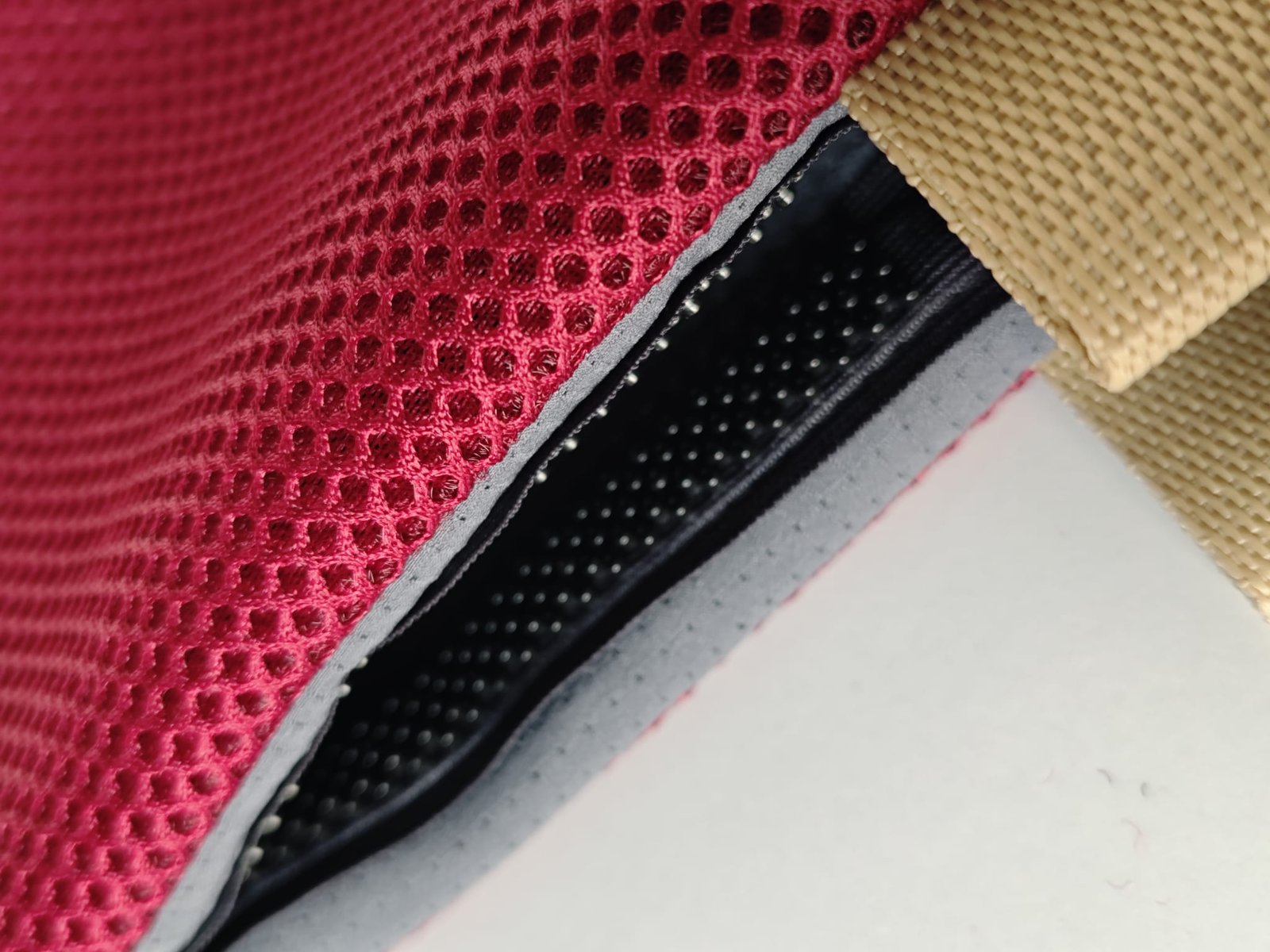 Primer plano del cierre de un neceser de malla coral Decacobrand, mostrando su diseño resistente y funcional.